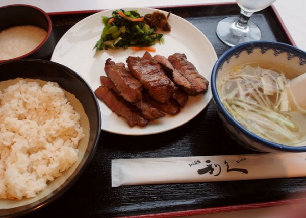 仙台に行ったら利久の本格的な牛タンを食べたい